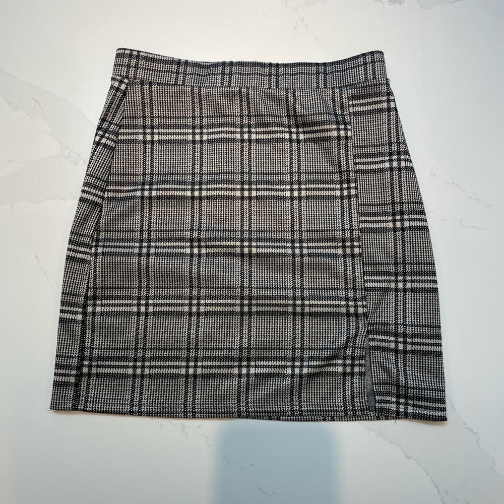 Plaided white and black skirt